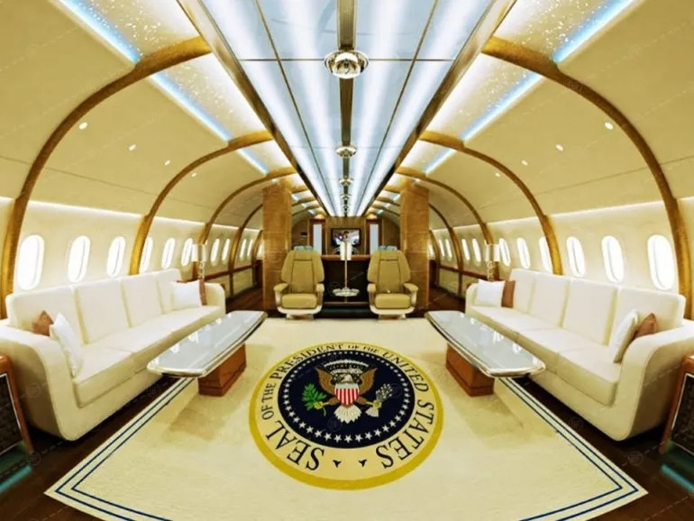 Trong Không Lực Một còn có khu vực báo chí, 2 bếp chế biến đồ ăn có thể cung cấp 100 suất ăn và radio đa tần để liên lạc không đối không và không đối đất. Ảnh: Defensebridge