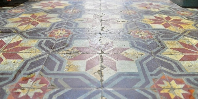 Đá lát nền là loại gạch bông của Pháp. Ảnh: Doanhnghieptiepthi