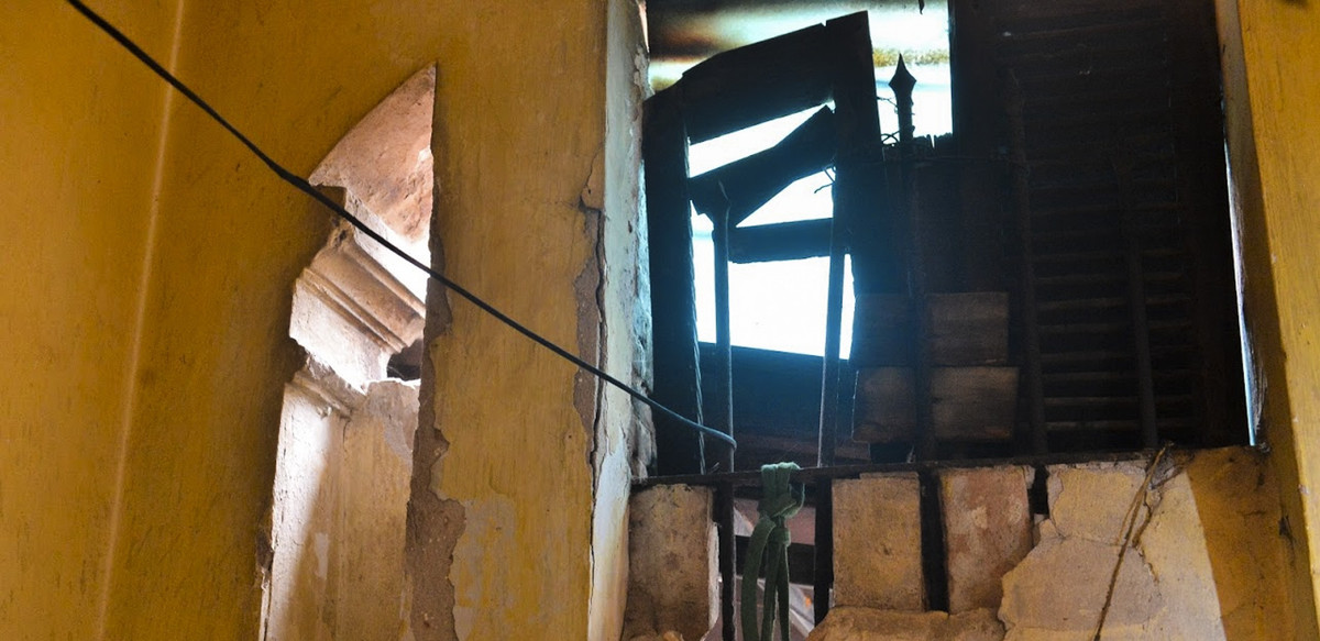 Trải qua hơn 100 năm, một số chỗ trong căn biệt thự đã xuống cấp, tường bị ố vàng, bong tróc. Ảnh: Dân Việt