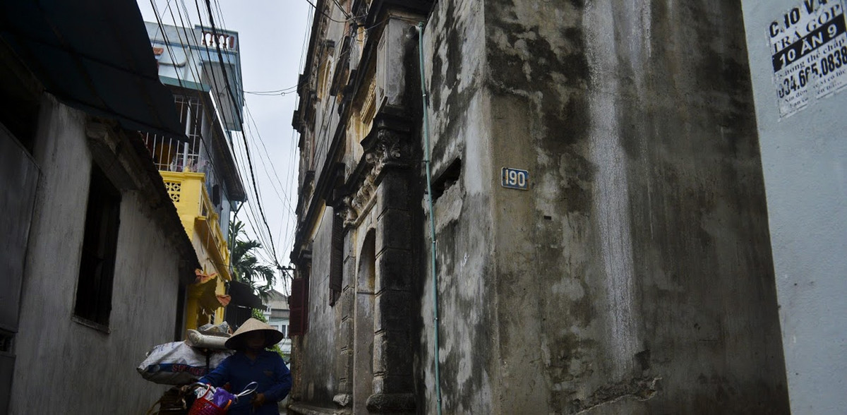 So với nhiều công trình Pháp còn lại ở Hà Nội, căn biệt thự 191 làng Cự Đà có kết cấu lạ với mặt tiền quay vào trong. Phía ngoài chỉ có một chiếc cổng nhỏ để làm lối đi vào. Ảnh: Dân Việt