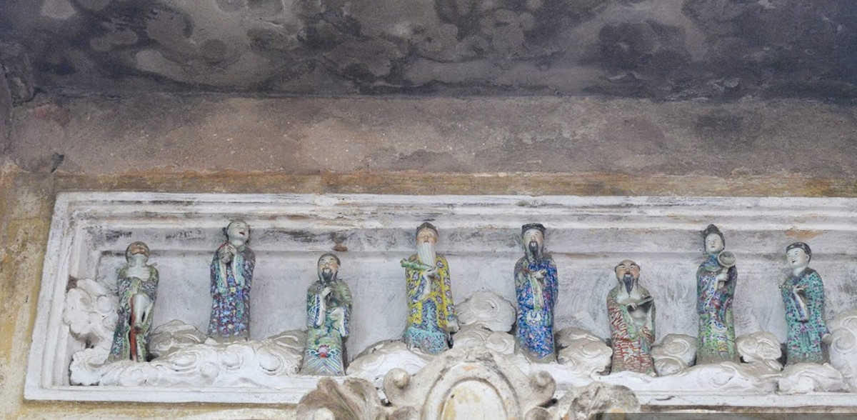 Điểm đặc biệt là 8 bức tượng phúc thần cỡ nhỏ đặt phía trước cửa. Ảnh: Dân Việt