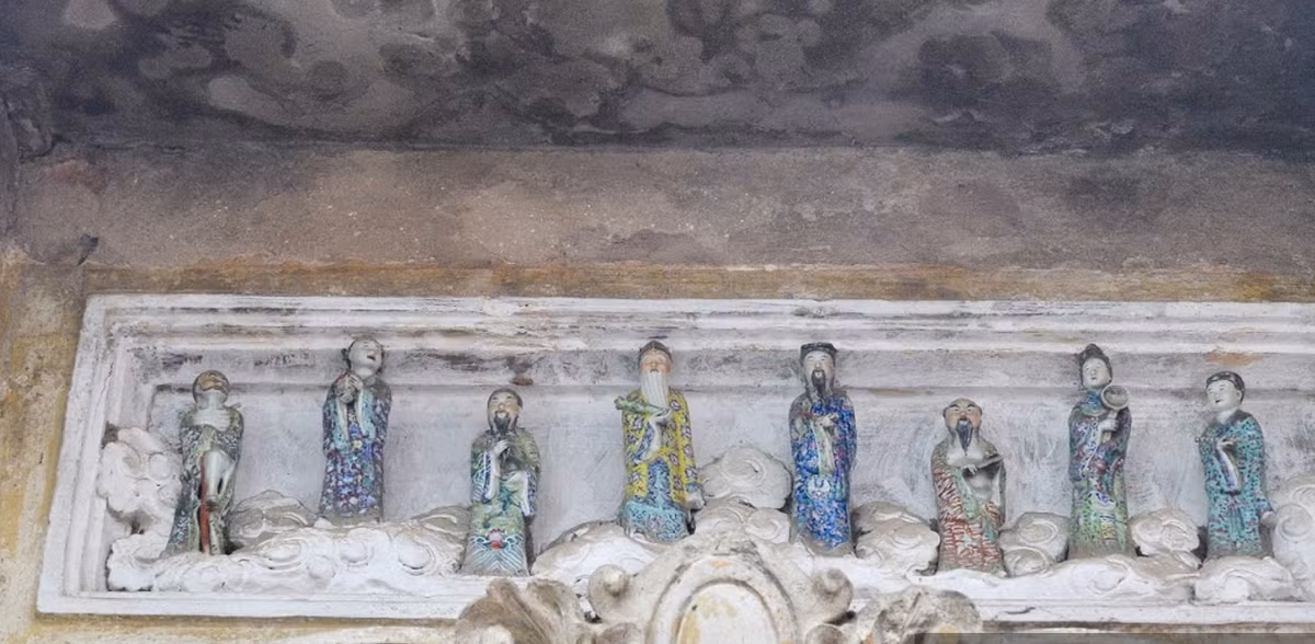 Điểm đặc biệt là 8 bức tượng phúc thần cỡ nhỏ đặt phía trước cửa. Ảnh: Dân Việt