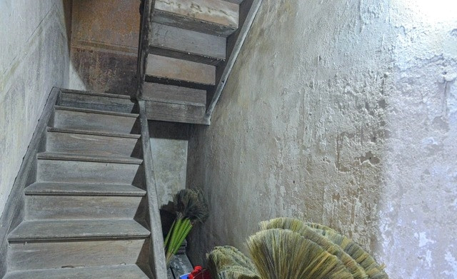 Cầu thang trong nhà làm hoàn toàn bằng gỗ quý. Ảnh: Dân trí