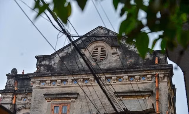 Theo chủ nhân căn biệt thự 191, làng Cự Đà từng rất nổi tiếng với 2 nghề truyền thống là làm miến và làm tương. Trong những năm 1920 - 1930, rất nhiều gia đình trong làng trở nên giàu có bằng 2 nghề này. Ảnh: Dân trí