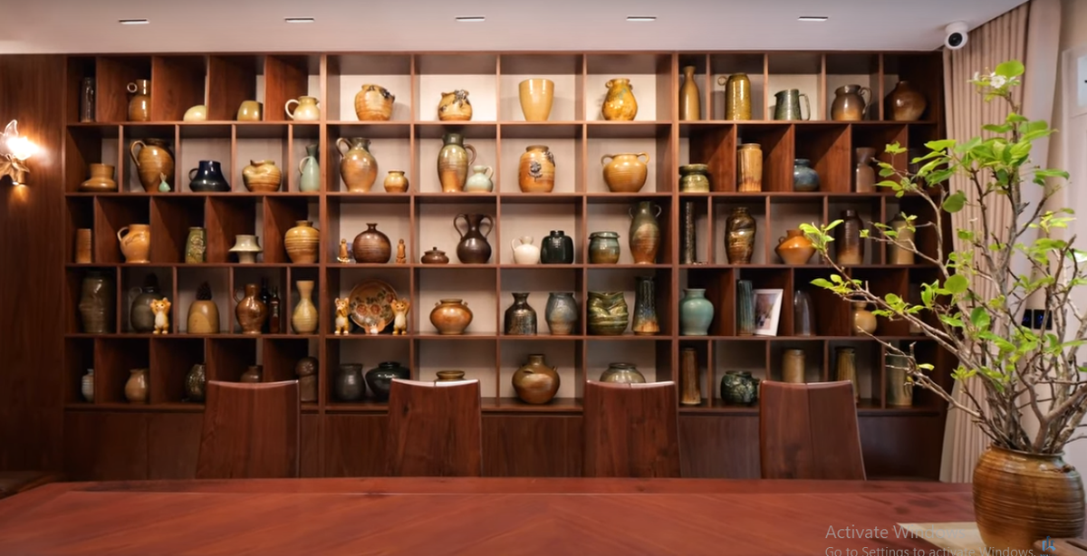 Điểm nhấn trong phòng ăn là bộ sưu tập gốm sứ độc đáo.