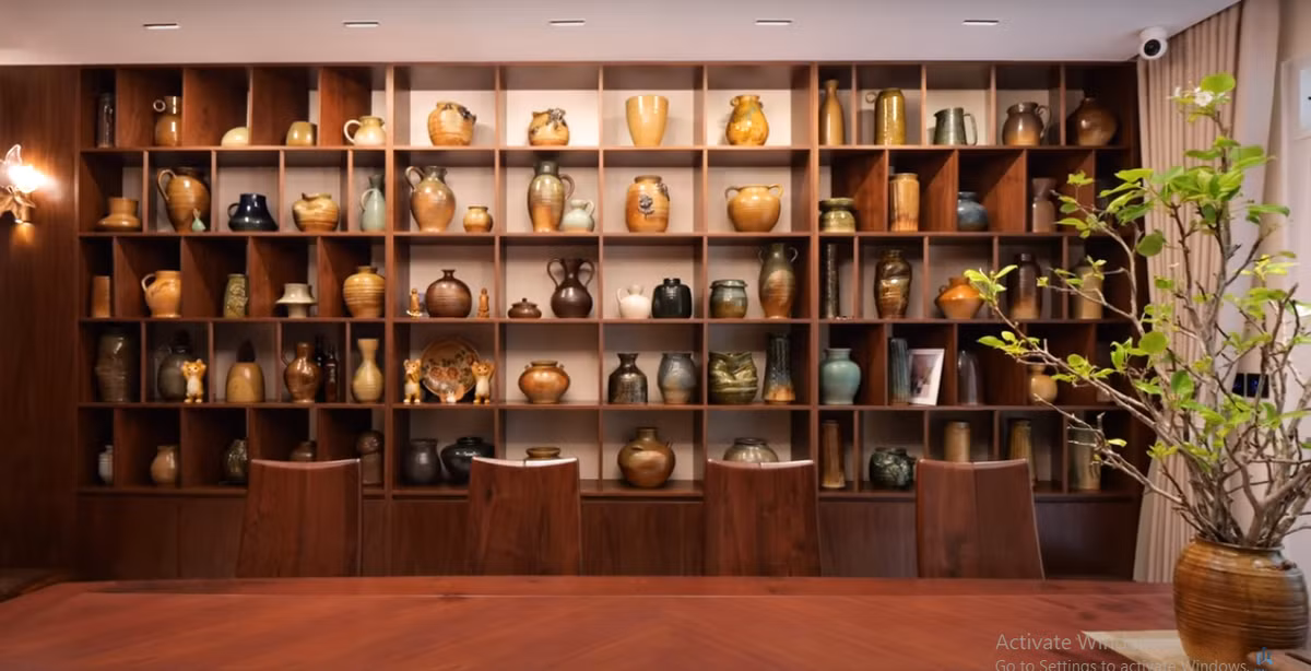 Điểm nhấn trong phòng ăn là bộ sưu tập gốm sứ độc đáo.