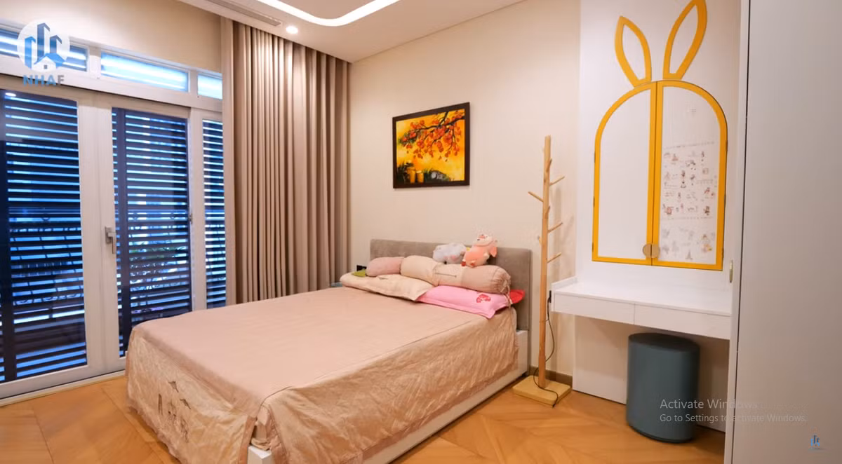 Cạnh phòng bí mật có một phòng ngủ dành cho trẻ em.