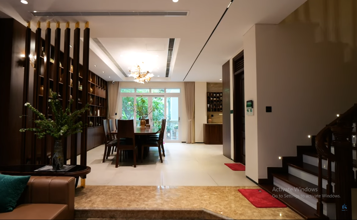 Đối diện phòng khách và khu vực bếp và bàn ăn. Do được tôn nền cao nên tại khu vực phòng ăn có thể nhìn bao quát phòng khách và khuôn viên vườn bên ngoài.