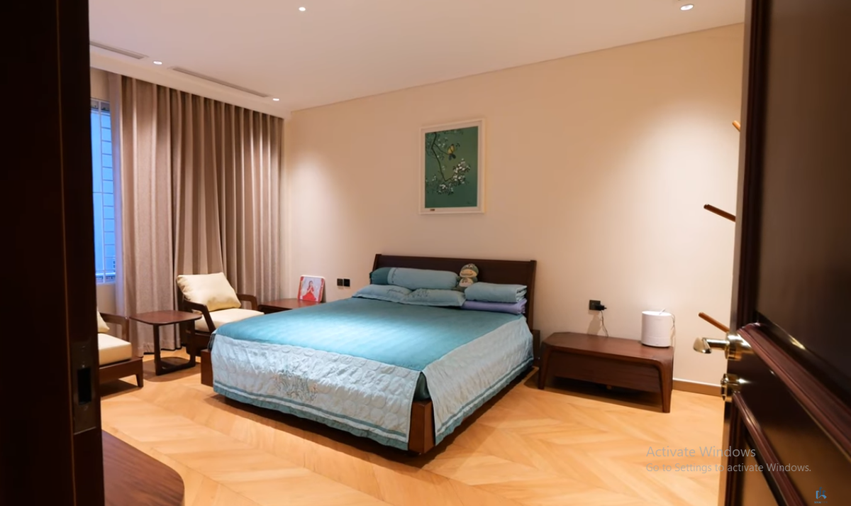 Phòng ngủ master thiết kế đơn giản với gam màu ấm áp, có phòng thay đồ lớn.