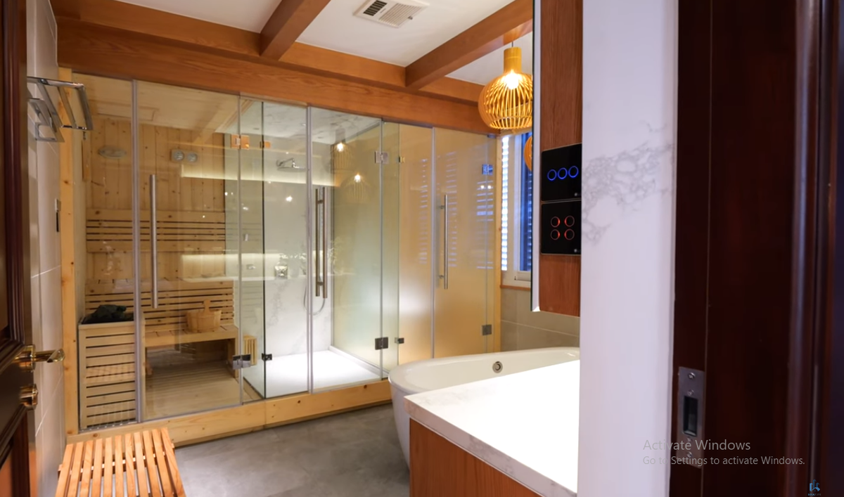 Phòng tắm trên tầng 3 chẳng khác nào một spa mini với khu xông hơi riêng. Nguồn ảnh: chụp màn hình