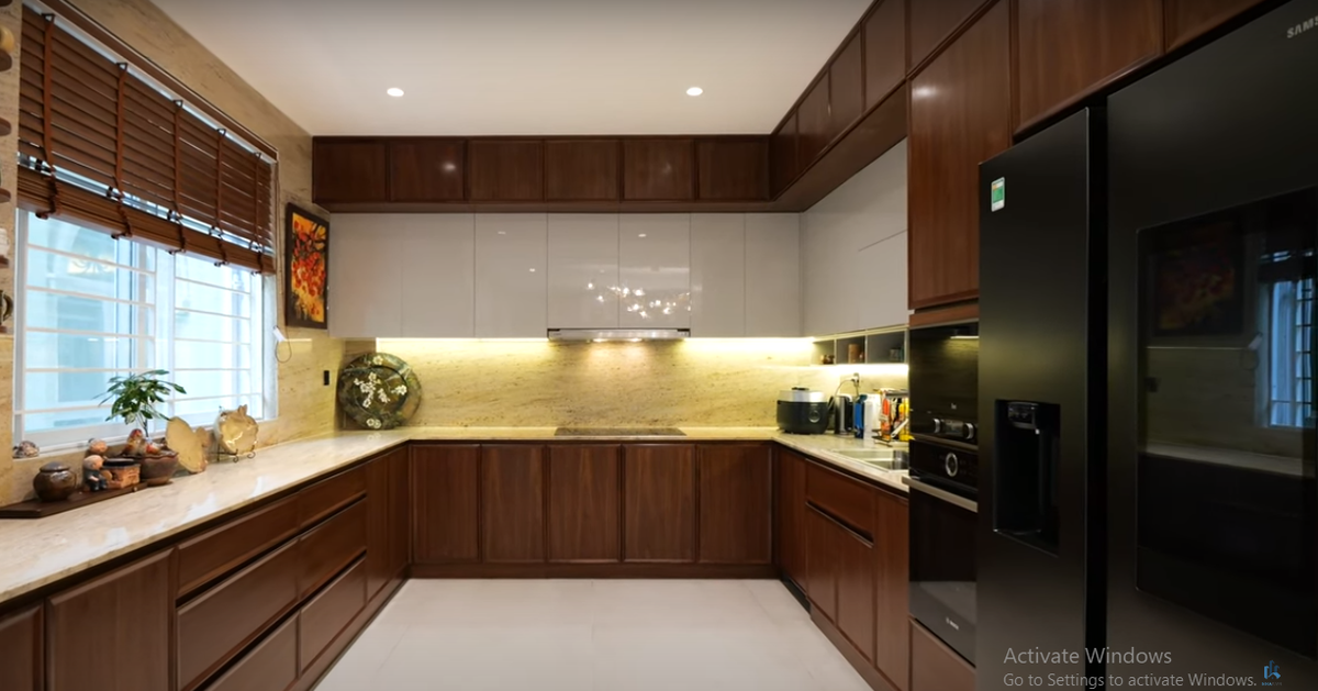 Nhà bếp thiết kế hợp lý với cửa sổ lớn giúp căn phòng luôn thông thoáng.