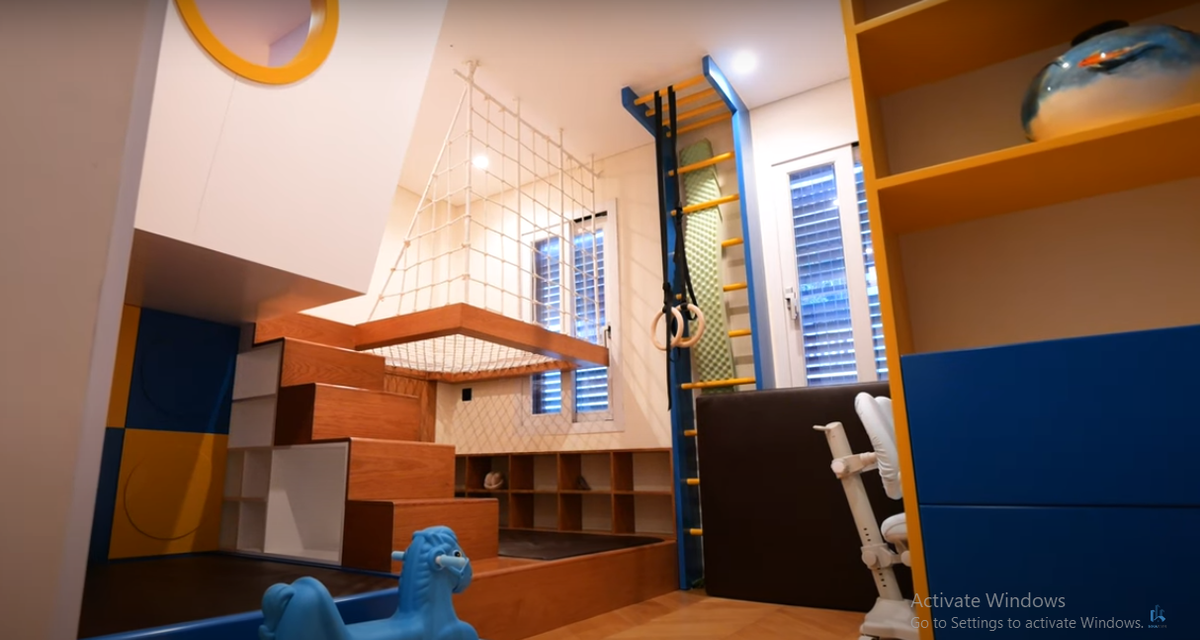 Trên tầng 2 có phòng master dành cho bố mẹ và một căn phòng bí mật cho các con vui chơi, học tập.