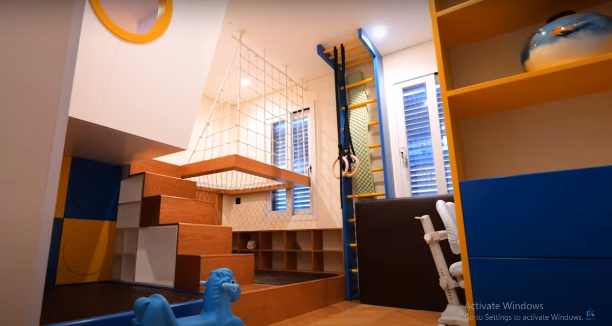 Trên tầng 2 có phòng master dành cho bố mẹ và một căn phòng bí mật cho các con vui chơi, học tập.