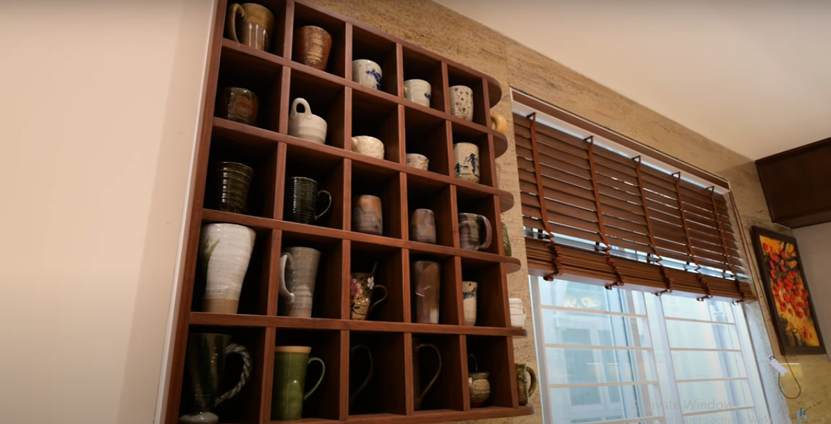 Phòng bếp cũng được trang trí bằng những chiếc cốc bằng sứ đẹp mắt.