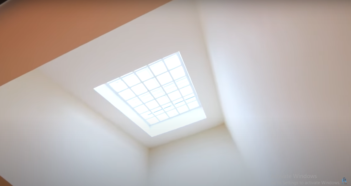 Khu vực cầu thang có giếng trời giúp căn nhà ngập ánh sáng và không bề bí bách.