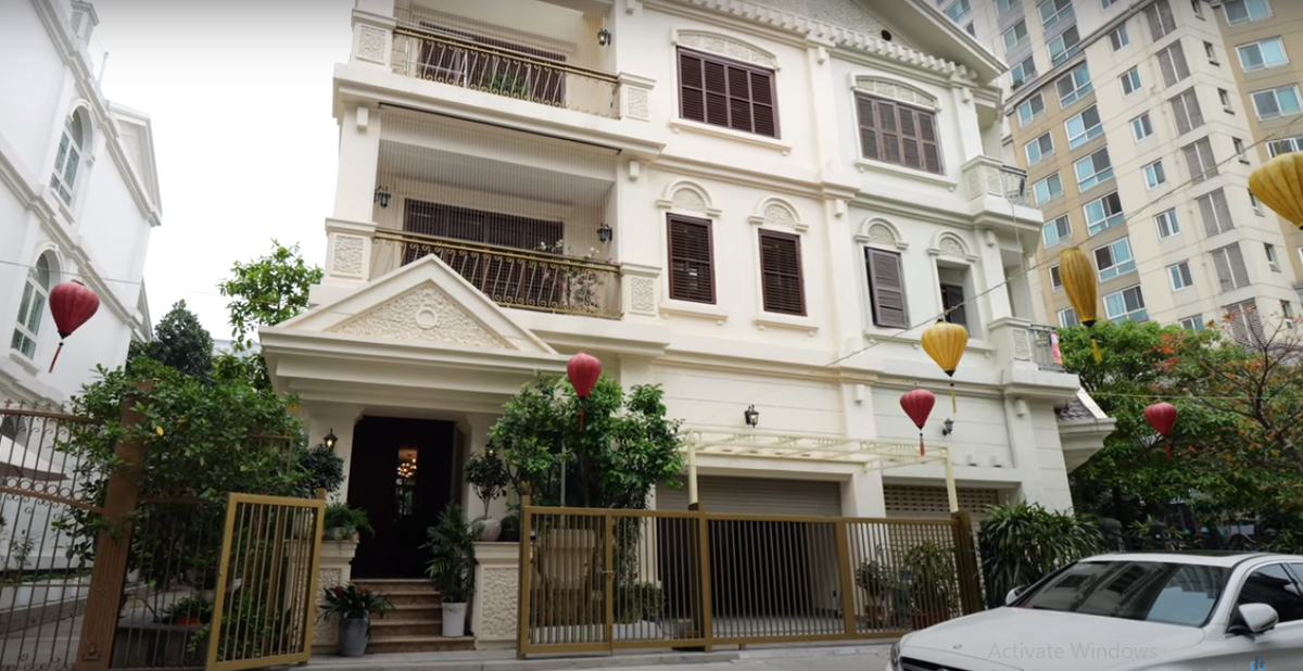 Kênh NhaF mới đây giới thiệu một ngôi nhà mang hơi hướng phong cách Hàn Quốc trong khu đô thị ở Hà Đông (Hà Nội). Công trình xây trên lô đất rộng 200m2, diện tích 1 sàn 150m2.