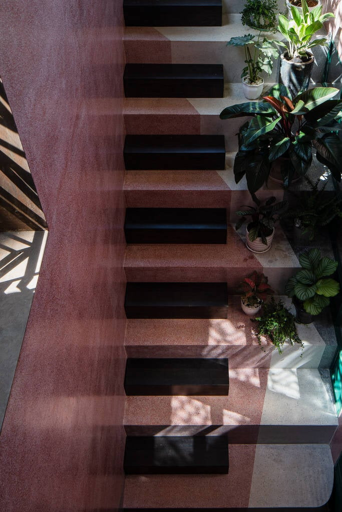 Cầu thang bộ xây dựng với nhiều màu sắc khác nhau theo ý tưởng những con dốc phố quen thuộc.