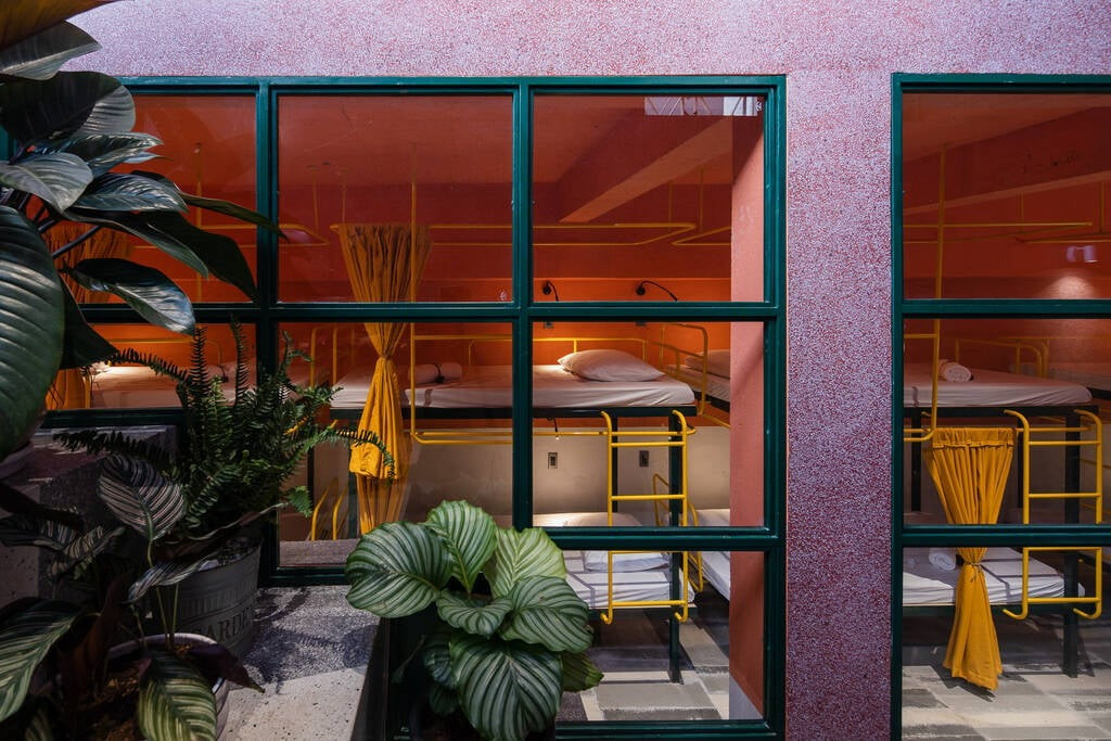 Sự xuất hiện của những chi tiết màu vàng đậm cho không gian thêm nổi bật.