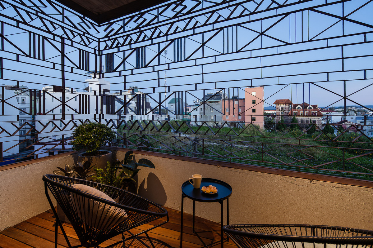 Để tìm cảm hứng cho một bức tranh toàn cảnh về Đà Lạt, nhóm thiết kế mượn những gì Đà Lạt nhất, từ con dốc, đồi thông, thác nước,… đến cái nắng, cái gió, cái lạnh...