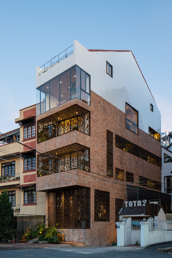 The Note Dalat là công trình nhà ở kết hợp homestay thể hiện nỗi niềm của người con xa quê nhớ về mảnh đất thuở ấu thơ. Với ngôi nhà này, gia chủ muốn tái hiện lại và lưu giữ kỷ niệm tuổi thơ, những điều thân quen nhất vốn thuộc về Đà Lạt.