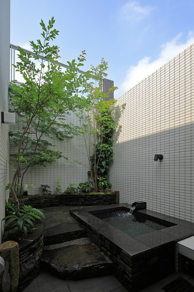 Sân thứ ba là bể tắm lộ thiên. Mỗi sân trong đều có sự khác biệt trong thiết kế và có vai trò riêng của mình.