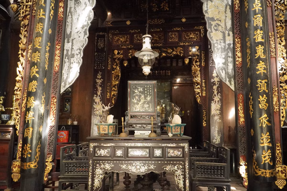 Gian chính là nơi thờ tự, được xây dựng theo kiểu nhà rường xiên trính, có 24 cột gỗ căm xe không chạm, kê trên táng đá xanh... Ảnh: Vnexpress