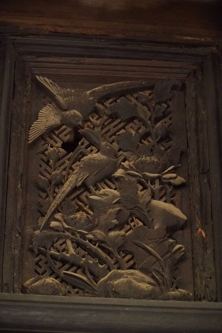 Các hoa văn chim chóc, rồng phượng, lá cành trên cánh cửa, cột nhà... được chạm trổ công phu vẫm còn nguyên bản. Ảnh: Vnexpress