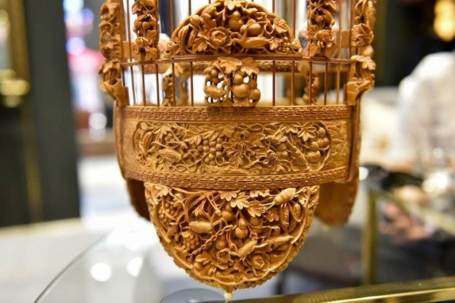 Trung bình một chiếc lồng đục thủ công, chạm khắc tinh xảo có giá từ 30 - 250 triệu đồng, tính cả bộ sưu tập lồng của anh Chương cũng lên tới 10 tỷ. Ảnh: Dân trí