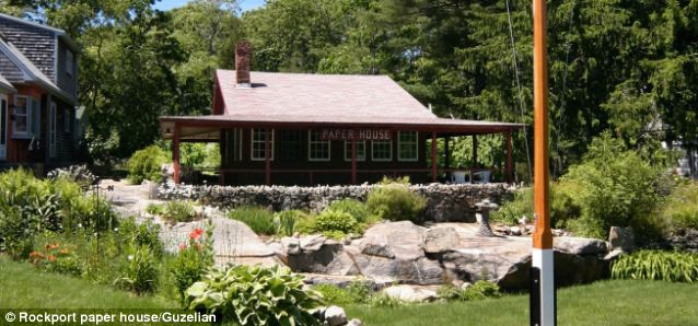  Ngôi nhà bằng giấy được xây dựng bởi ông Eilis F. Stenmen, một kỹ sư cơ khí. Công việc của ông là quản lý những chiếc máy dập giấy.