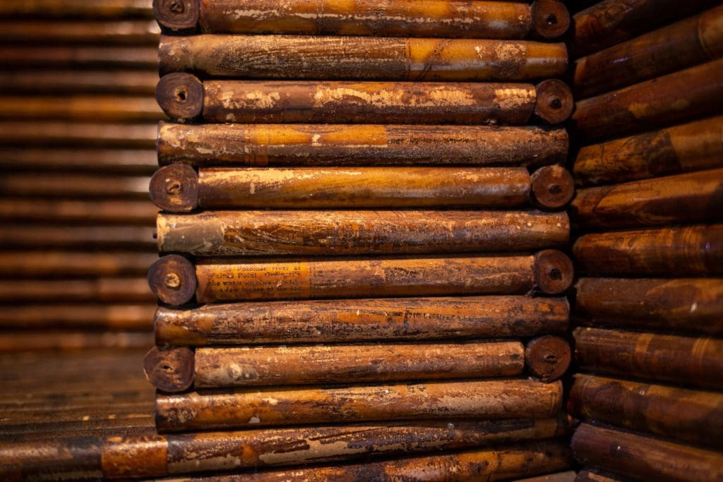 Để giữ các tờ báo với nhau, Stenmen pha chế một loại keo tự chế làm từ bột mì, nước và vỏ táo.