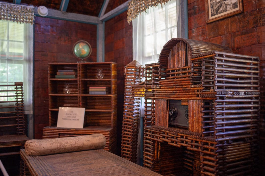 Những năm 1930, ngôi nhà bằng giấy trở thành một điểm thu hút nổi tiếng đến nỗi vợ chồng người chủ nhà phải dọn sang nhà khác ở cùng khu phố.