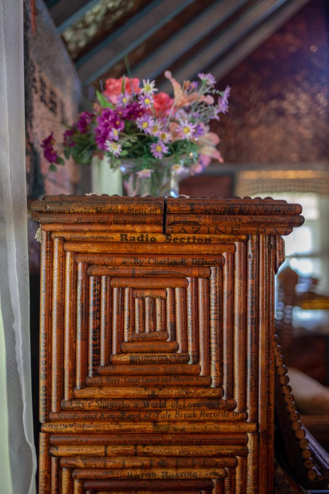 Đến nay, dù bức tường có bị bong tróc nhưng keo dán vẫn còn giữ nguyên vẹn.