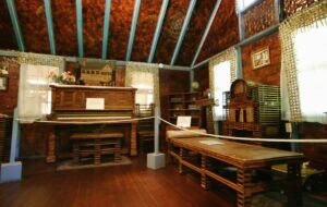 Nguyên liệu chính để xây nhà là giấy báo. Eilis F. Stenmen đã sử dụng khoảng 100.000 tờ báo đã qua sử dụng.