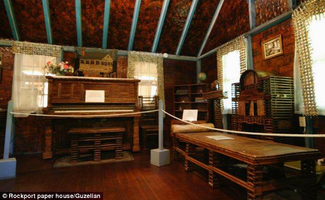 Bức tường được tạo ra với khoảng 215 lớp giấy được dán lại với nhau.