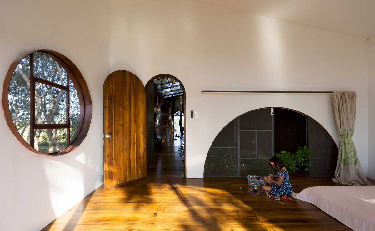 Điểm nhấn của tầng 2 là khu vực sinh hoat chung giữa nhà với các mảng tường cong, mái sáng, lưới chơi tạo cảm giác hòa mình vào thiên nhiên một cách tuyệt đối. Nguồn ảnh: Dũng Huỳnh