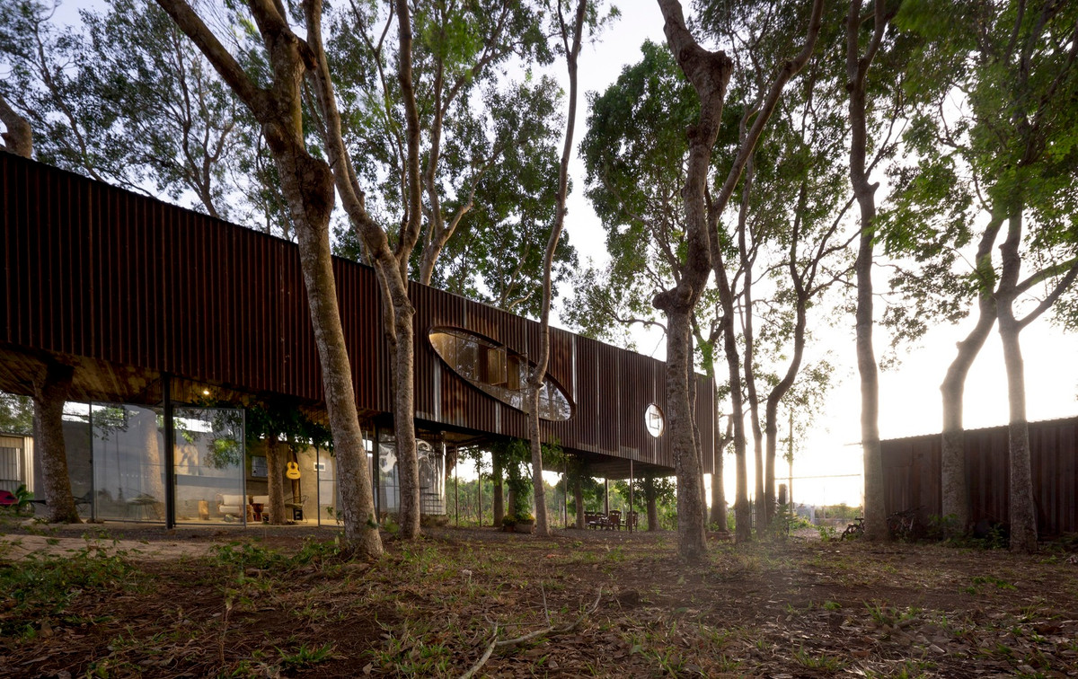 Với những mong muốn đó, nhóm kiến trúc sư giữ lại vẻ yên bình vốn có của vùng quê này. Đó không phải là một tòa nhà đồ sộ làm từ bê tông cốt thép. Thay vào đó là một căn nhà hòa hợp với thiên nhiên.