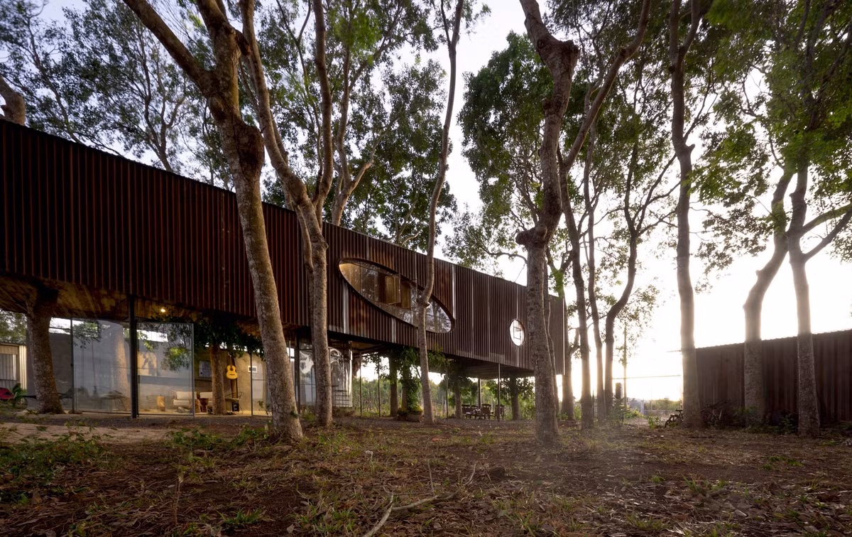 Với những mong muốn đó, nhóm kiến trúc sư giữ lại vẻ yên bình vốn có của vùng quê này. Đó không phải là một tòa nhà đồ sộ làm từ bê tông cốt thép. Thay vào đó là một căn nhà hòa hợp với thiên nhiên.