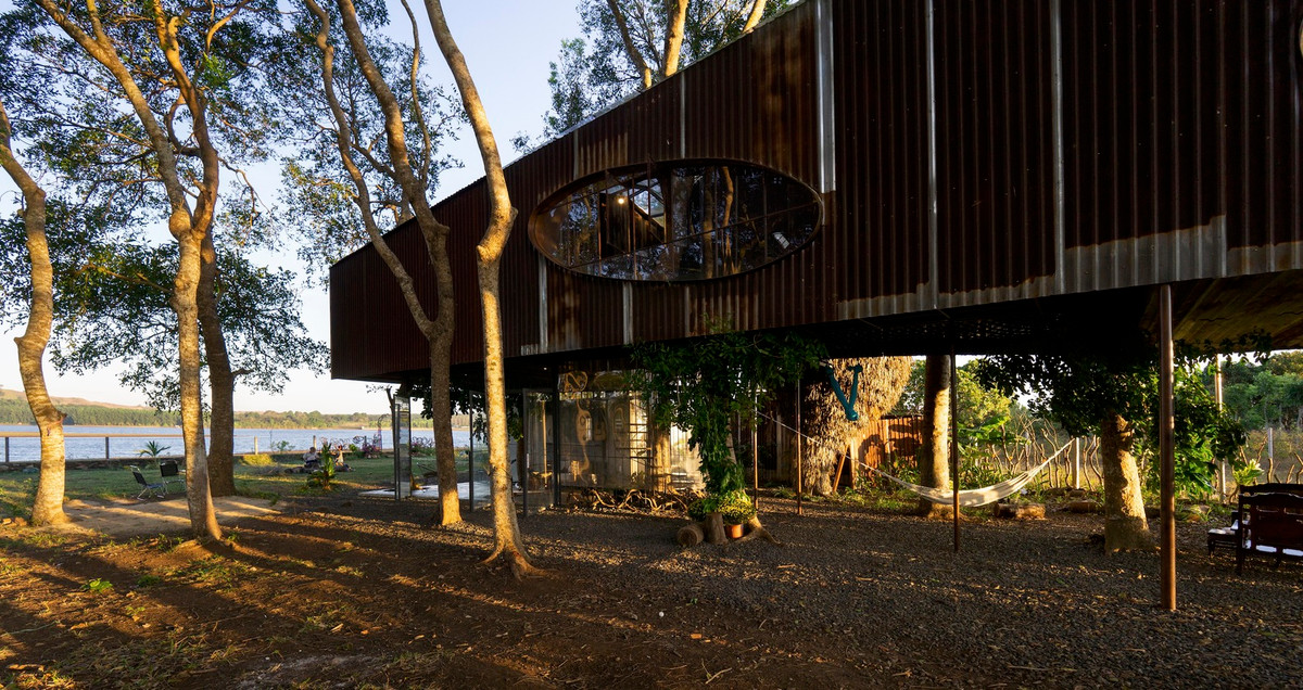 Theo đó, công trình được hoàn thiện phần nhiều bằng vật liệu “phế liệu” tại địa phương với mong muốn giảm thiểu chi phí cũng như tác động tới cảnh vật và thiên nhiên hiện hữu.