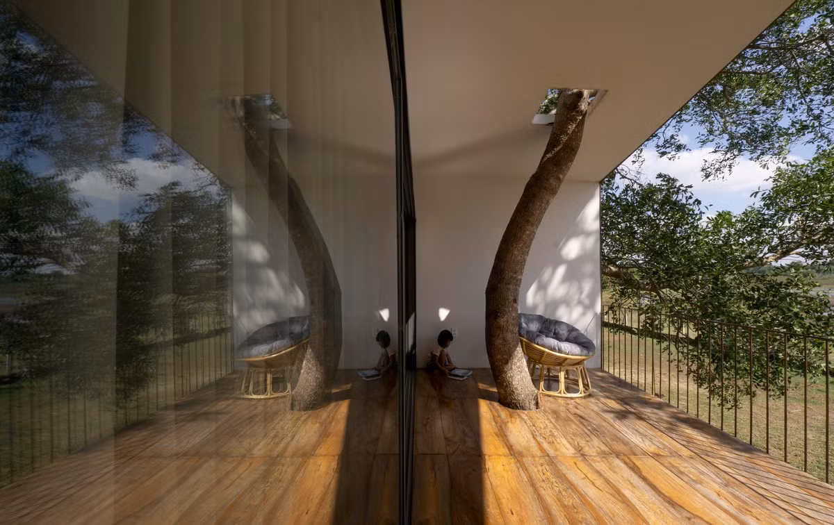 Với việc xây dựng từ kết cấu thép, tôn “phế liệu”, công trình có thể di chuyển từ nơi này sang nơi khác khá linh hoạt mà không ảnh hưởng đến môi trường tự nhiên.