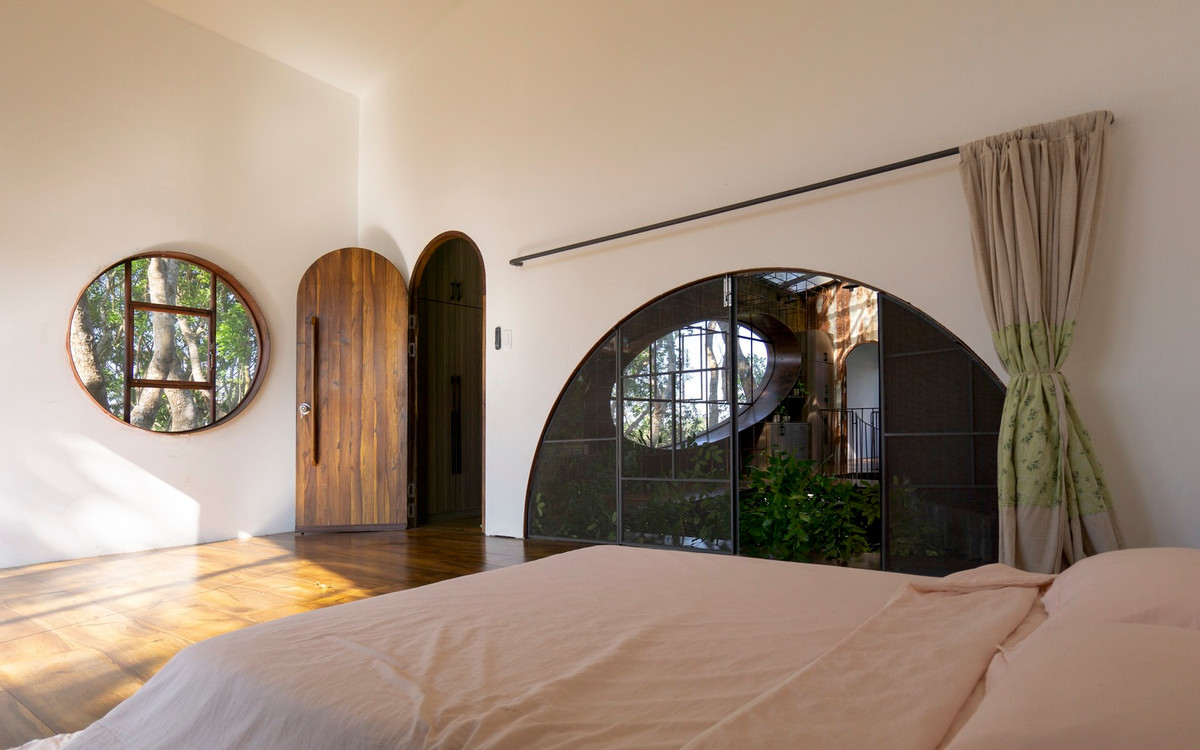 Tầng 2 là một khối nhà chuyển động hình học được bao che bởi lớp tôn cũ tạo cảm giác khối công trình không tách biệt quá so với rừng cây.