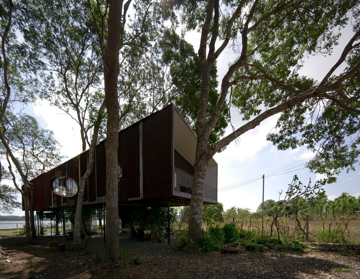 Công trình được dựng lên như một cái nhà chòi (nhà trên cây), đưa lên từ lòng đất, dựa vào những cây xà cừ.