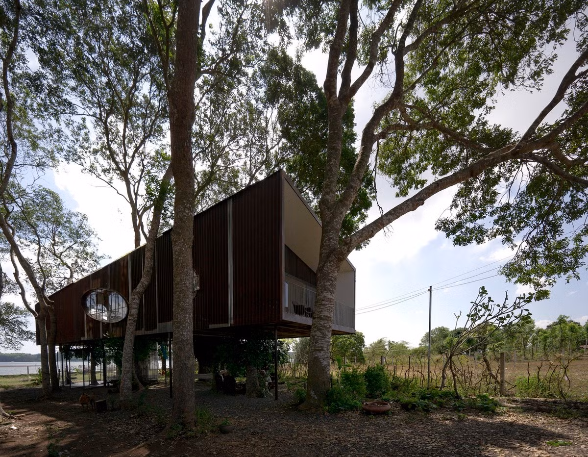 Công trình được dựng lên như một cái nhà chòi (nhà trên cây), đưa lên từ lòng đất, dựa vào những cây xà cừ.