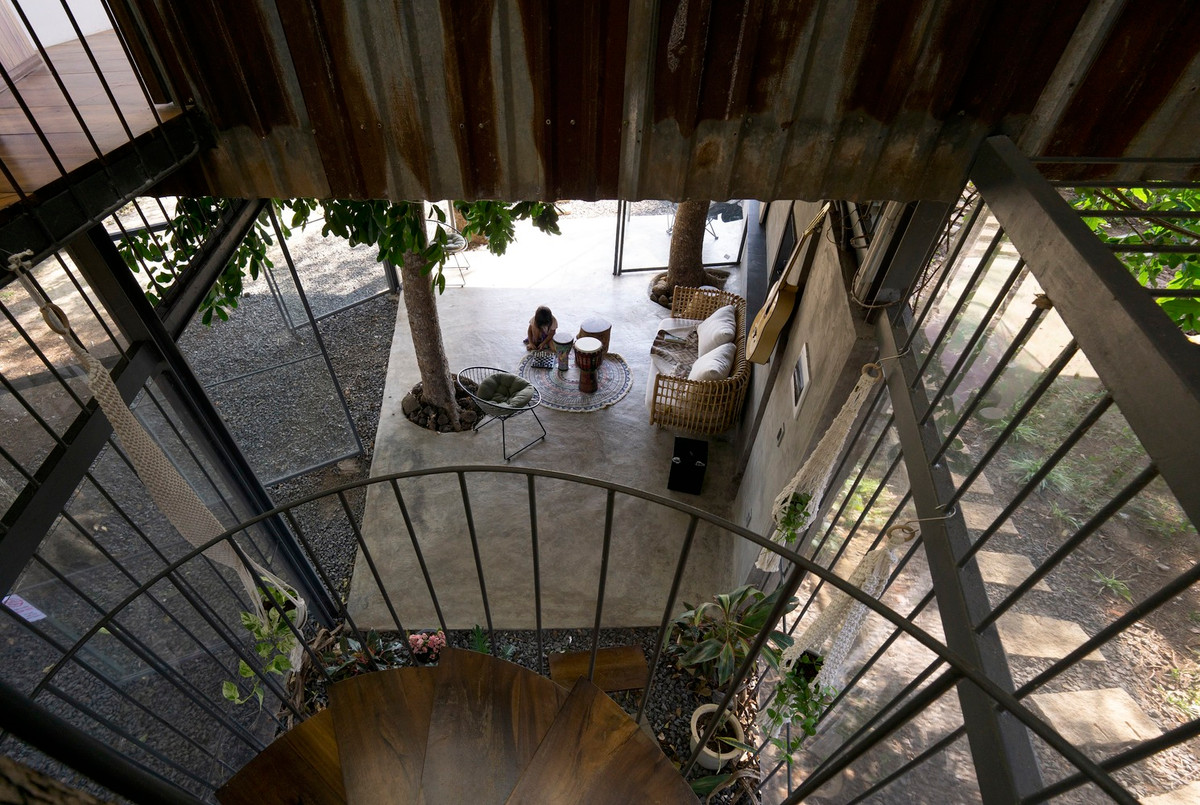 Nhờ cách thiết kế sáng tạo, nhà trên cây luôn thông thoáng và mát mẻ hơn so với bên ngoài. Từ đó, công trình không cần sử dụng các thiết bị làm mát như điều hòa cũng như các thiết bị hiện đại khác, kể cả vào mùa hè.