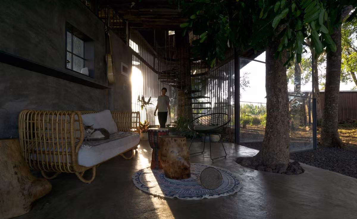 Tại tầng 1, không gian phòng khách chỉ một khu vực nhỏ được bao che bơi hệ cửa. Tất cả không gian còn lại phủ nhẹ 1 lớp đá 1x2 để ít tác động nhất đến cảnh quan khu rừng.