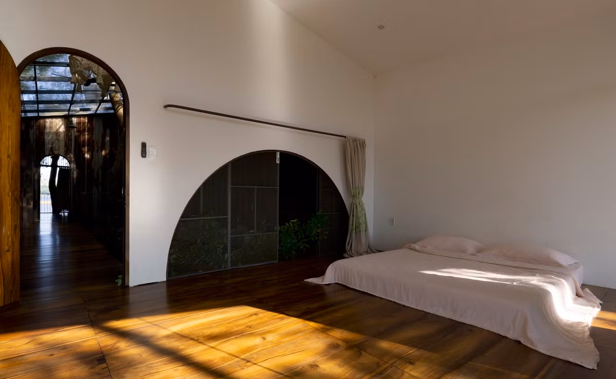 Tầng 2 gồm 2 phòng ngủ cho bố mẹ và con gái nhỏ.