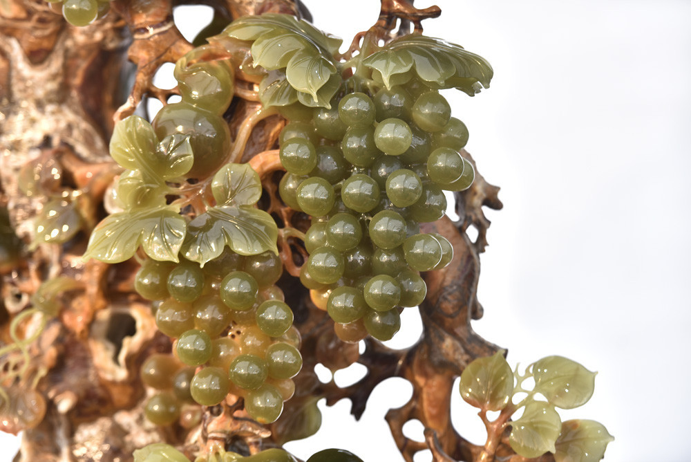 Sau 2 tháng nghiên cứu, cân nhắc, nghệ sĩ Tô Chinh quyết định tạc cây nho, thể hiện sự ấm no và hạnh phúc. Ảnh: Vietnamnet