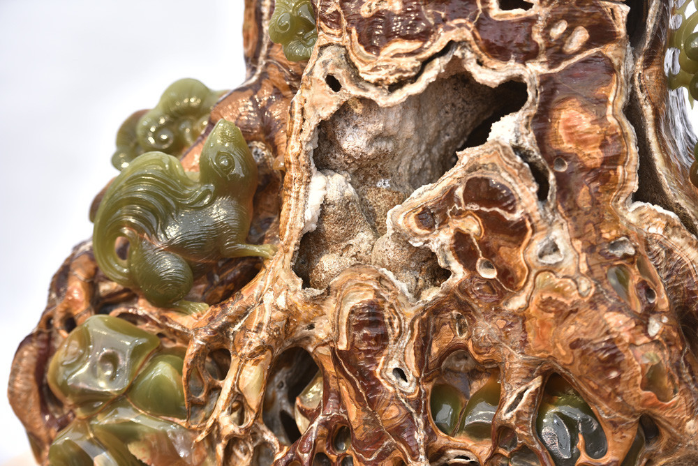 Nghệ nhân cũng khéo léo tạc như thật những con sóc, con châu chấu, quả hồ lô... thể hiện tình yêu đôi lứa, sự sinh sôi. Ảnh: Vietnamnet