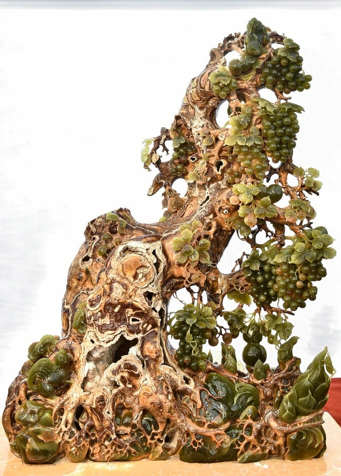 ... nhưng vẫn ra quả trĩu trịt, sum suê cành lá, quả mọng tươi. Ảnh: Dân trí