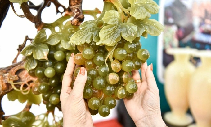 Cây nho bằng ngọc được chế tác theo dáng cổ theo dáng cổ lão phát tinh hoa, dáng trực đầu rồng trong suốt 2 năm. Ảnh: Dân trí