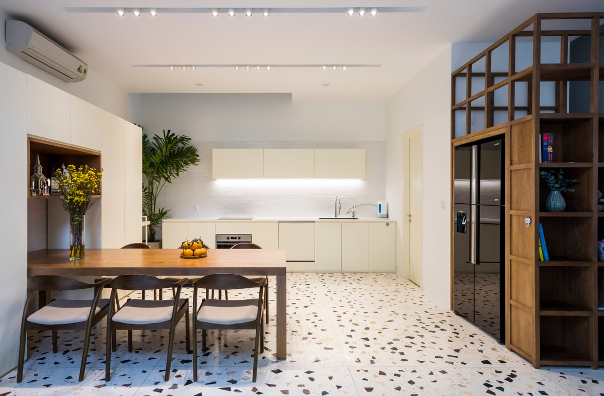 Tường nhà được sử dụng gam màu trắng kem giúp không gian nhà thêm thông thoáng. Nền nhà được làm từ gạch terrazzo đá mài, là điểm nhấn độc đáo giúp cho ngôi nhà không bị nhàm chán.